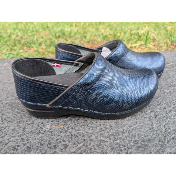 Sanita Women's Navy Embossed Leather Clogs Mules Sz 38/7 Navy Blue Nursing - Picture 2 of 10